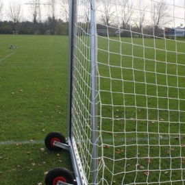 Voetbaldoel ovaal 120x100 gefr. nethaak, verpl. vol gelast met klapwielen